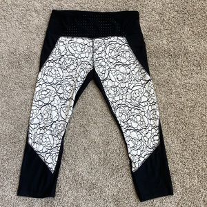 Rose pattern cropped workout leggings